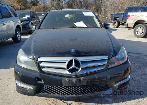 2013 Mercedes-Benz C 250 Sport z USA, uszkodzony, nr VIN WDDGF4HB9DA763926